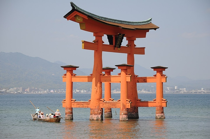 1200px-Torii_de_Miyajima_2